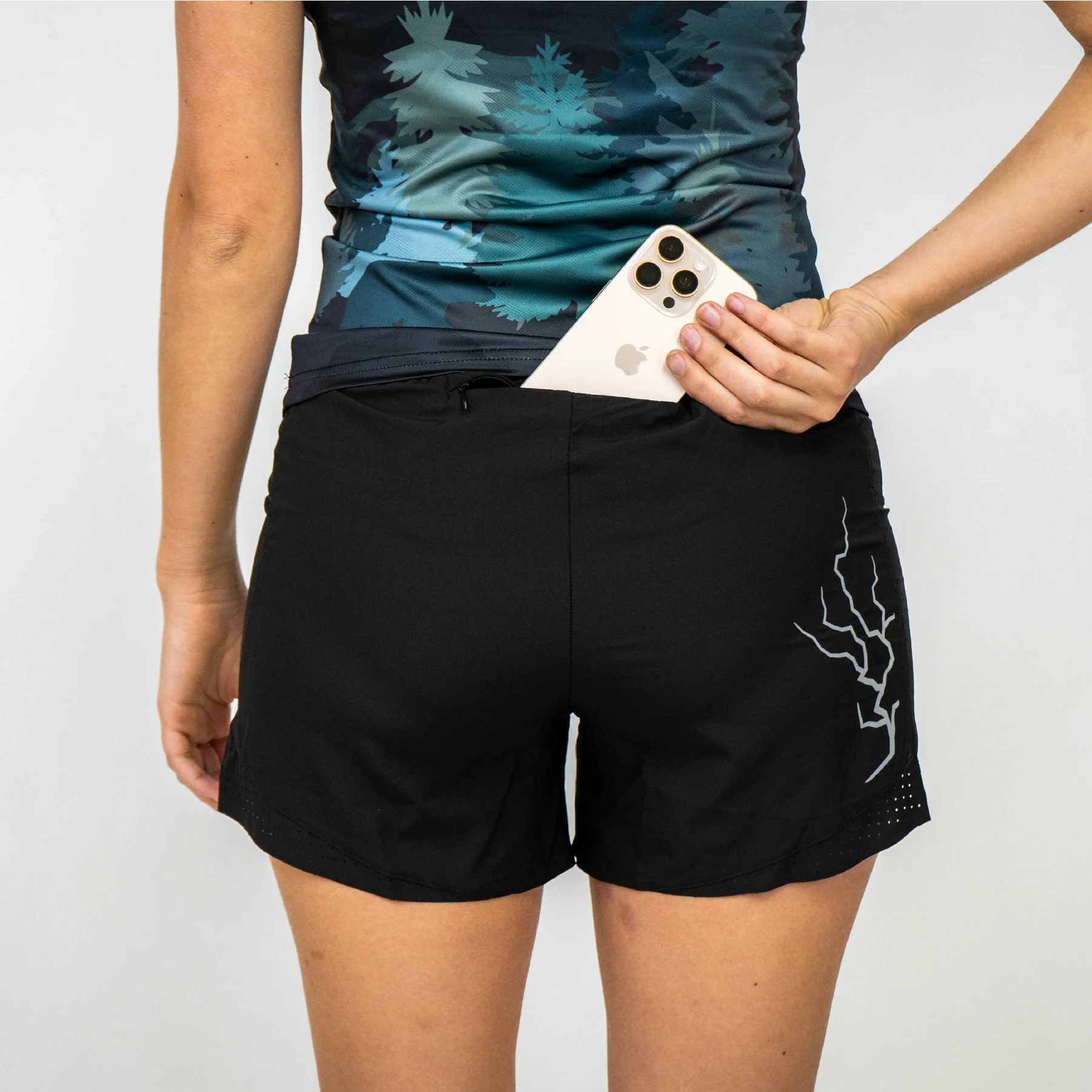 Womens Avigate 4" Mercy Short - Dystopian - Image 4